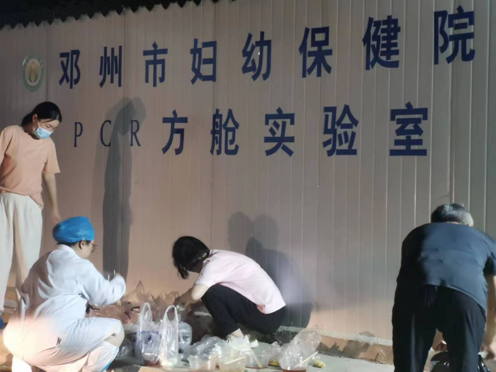 高温之下，核酸检测现场，你们辛苦了